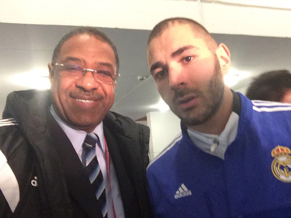 رئيس الإتحاد السوداني لكرة القدم يتسابق كالمشجعين لالتقاط صور مع رونالدو وبنزيمة ويتجاهل لاعبي منتخبه