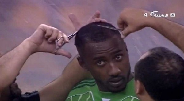 بالفيديو.. في السعودية..حكم يوقف مباراة ويجبر لاعب علي حلاقة شعره علي الهواء مباشرة بسبب "القزع" 1 mdmj