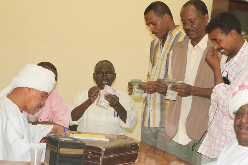 بالصور..جماهير المريخ تضرب مثالاً في التضحية والوفاء وتدعم ناديها بـ"450" مليون والبعض يدفع بالدولار "الحار" 2 جماهير المريخ تضرب مثالاً في التضحية والوفاء وتدعم ناديها بـ"450" مليون والبعض يدفع بالدولار