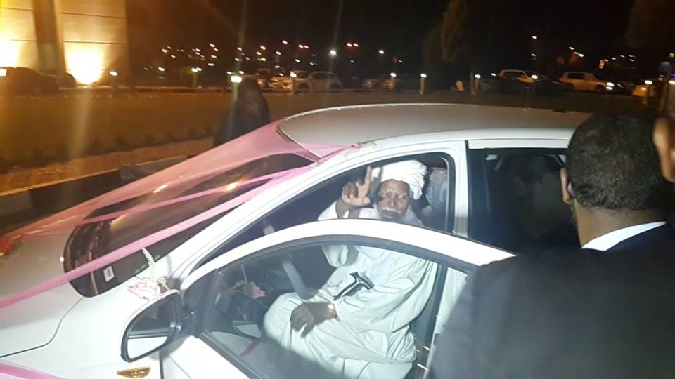 شركة جياد للسيارات تفاجئ الشيخ السوداني محمد أحمد حسن وتكرمه بسيارة هيوانداي موديل 2016