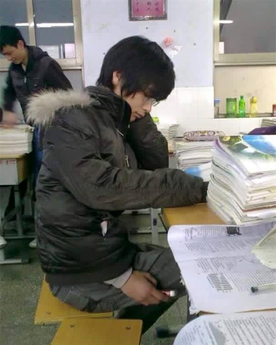 مدير مدرسة هندية يبتكر طريقة جديدة لمنع الغش أثناء الامتحان 1 أغرب الطرق المستخدمة في الغش بالامتحانات 1