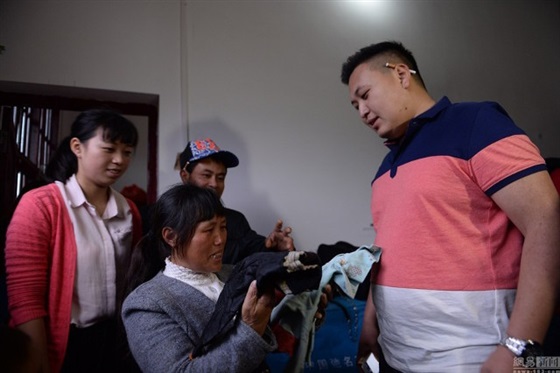 شاهد بالصور.. أم تعثر على ابنها بعد اختطافه 22 عاما 5 أم تعثر على ابنها بعد اختطافه 22 عاما4