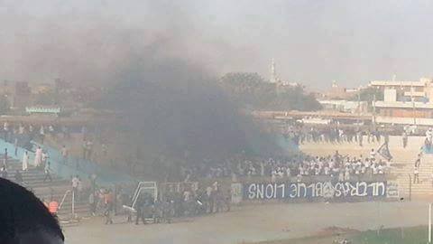 شاهد بالصورة .. اشتباكات عنيفة بين مشجعي الهلال وحرائق في المدرجات 2 اشتباك جماهير اللهلال