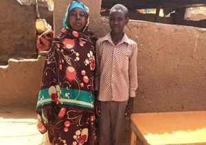 التلميذ مدثر ووالدته قهرا الصعاب سويا في معسكر (ابو شوك) بشمال دارفور