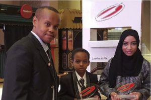 حاكم دبي يكرم طلاب سودانيين بجائزة التميز الطالبة تماضر والطالب عمر