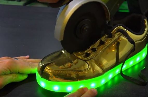 حذاء الـ LED المضيء
