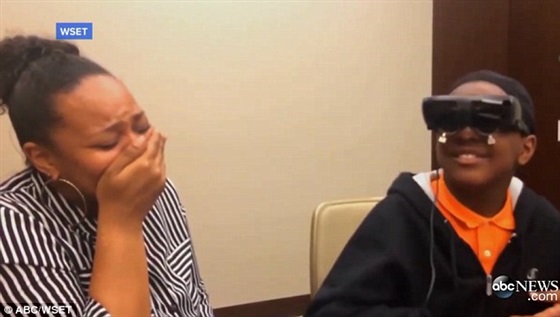 شاهد بالفيديو والصور .. رد فعل صبي أعمى يرى والدته للمرة الأولى 2 رد فعل صبي أعمى يرى والدته للمرة الأولى