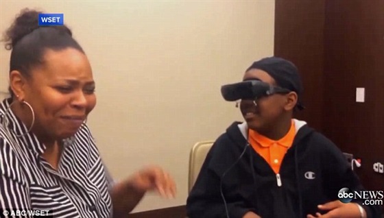 شاهد بالفيديو والصور .. رد فعل صبي أعمى يرى والدته للمرة الأولى 4 رد فعل صبي أعمى يرى والدته للمرة الأولى3