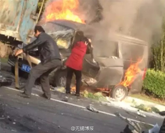 زوج يضحى بحياته لإنقاذ زوجته من حريق سيارة