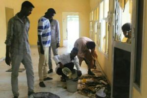 بالصور .. سواعد طلابية تعمرّ منزل والي شرق دارفور الذي تعرض إلى حريق ! 2 سواعد طلابية تعمرّ منزل والي شرق دارفور بعد الحرق