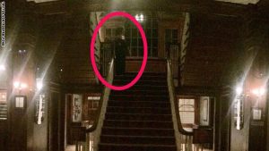 بالصورة .. سائح يلتقط صورة لشبح في "فندق الرعب" المشهور بمدينة كولورادو الأمريكية 2 شبح