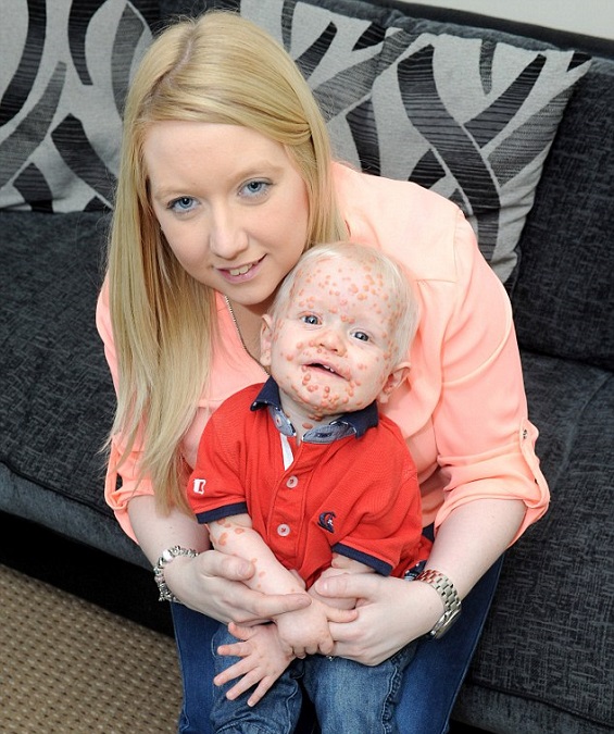 بالفيديو .. رد فعل أم على لعب طفلها بـ«أحمر الشفاة» 1 طفل