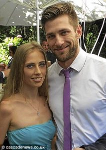 شاهد بالصور.. «التالتة تابتة» عروس تحتفل بزفافها بعد إلغائه مرتين لأسباب كارثية 2 عروس تحتفل بزفافها بعد إلغائه مرتين لأسباب كارثية 1