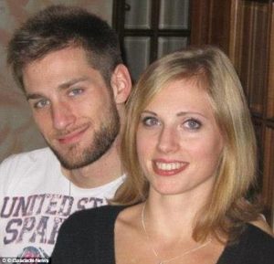 شاهد بالصور.. «التالتة تابتة» عروس تحتفل بزفافها بعد إلغائه مرتين لأسباب كارثية 3 عروس تحتفل بزفافها بعد إلغائه مرتين لأسباب كارثية