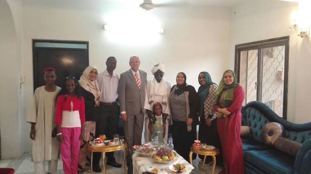 السفير الالماني يزور علي الحاج بمنزله بالخرطوم 1 علي الحاج1