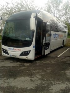 شاهد بالصور.. لقطات غريبة لرجل مع كائن فضائي 2 لقطات غريبة لرجل مع كائن فضائي 1