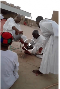 مقطع فيديو يمسح فيه أناس وجوههم من بقايا غسيل( أرجل )شيخهم