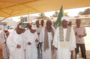 مقطع فيديو يمسح فيه أناس وجوههم من بقايا غسيل( أرجل )شيخهم