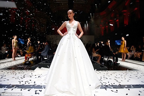 شاهد بالصورة.. فستان زفاف عارضة الأزياء «نيكول ترونفيو» يخطف الأنفاس 2 نيكول ترونفيو