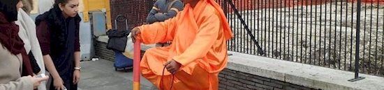 بالفيديو.. شخص يقف معلق في الهواء بطريقة غريبة ويثير حيرة المارة ! 10 الجلوس على الهواء 1205163