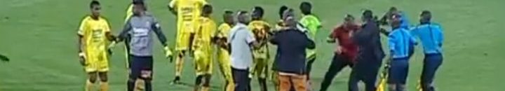 حكم مباراة المريخ السوداني والكوكب المراكشي يتلقى لكمة على الهواء مباشرة