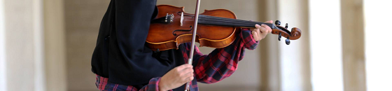 منقبة تعزف الكمان