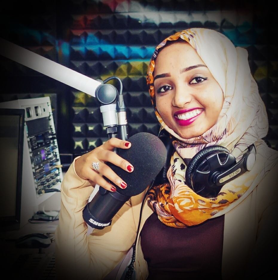 بالصور والفيديو.. السودانية نضال النعيم تكتسح 200 من مواطناتها وتفوز بلقب "الملكة"..وتهدد عرش نساء العرب 1 12742755 915675458508480 7276992853463320459 n