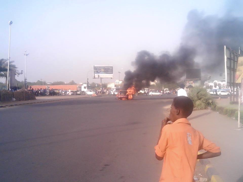 عاجل:بالصور .. احتراق سيارة بكوبري القوات المسلحة يعطل الحركة 3 عاجل:بالصور .. احتراق سيارة بكوبري القوات المسلحة يعطل الحركة