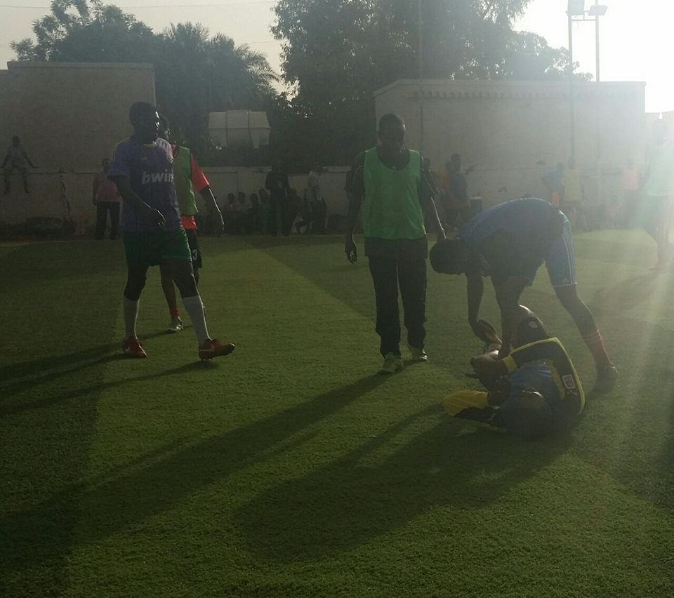 بالصور.."فنان" سوداني يصيب "مذيع" قناة أم درمان بكسر خطير في رجله 7 خلال مباراة خيرية لصالح أطفال المايقوما.."فنان" سوداني يصيب "مذيع" قناة أم درمان بكسر خطير في رجله