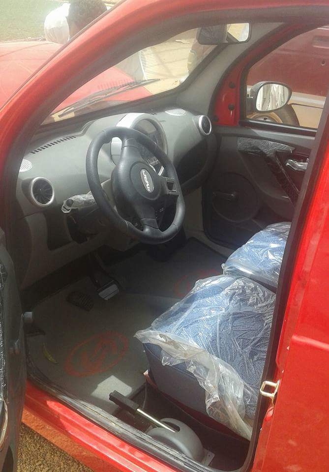 إجراء اختبارات لسيارة في السودان تعمل دون "ماكينة وجربوكس" وتسير بالطاقة الشمسية