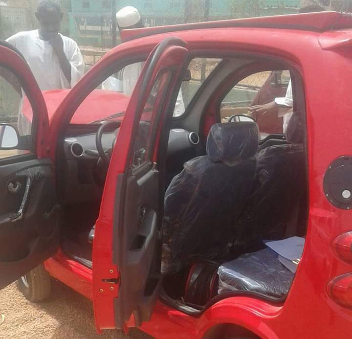 إجراء اختبارات لسيارة في السودان تعمل دون "ماكينة وجربوكس" وتسير بالطاقة الشمسية