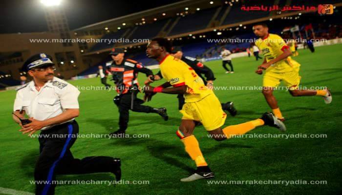 صور..لاعب المريخ علاء الدين يوسف وهو يطارد صحفي مغربي تتصدر قائمة الصور الأكثر مشاهدة وسخرية..تعرف على الأسباب التي دفعت اللاعب للاعتداء على الصحفي؟