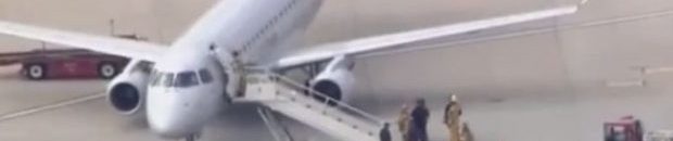 لوحة تسقط من طائرة وتحطم سيارة 10 14 58 620x384