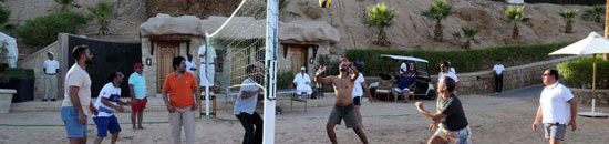 بالصور: ملك البحرين يمارس الرياضة ويسبح بشواطئ شرم الشيخ 27 16 9