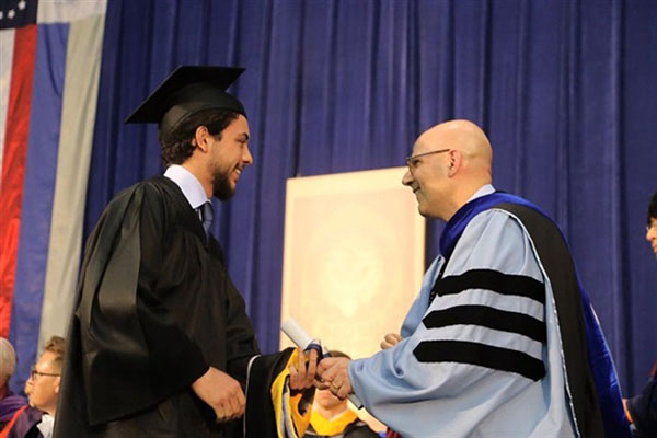 بالصور: ملك الأردن وزوجته الملكة رانيا يحتفلان بتخرج ولى العهد 4 232 8