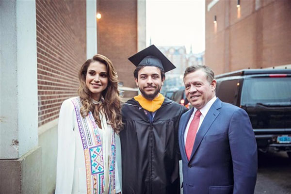 بالصور: ملك الأردن وزوجته الملكة رانيا يحتفلان بتخرج ولى العهد 1 234 3