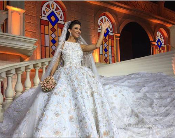 بالفيديو .. عروس تتعرض لموقف محرج بسبب فستان الزفاف 1 2e154186d3f6e319b0e33beb9256eab36836b5e4 230516175117