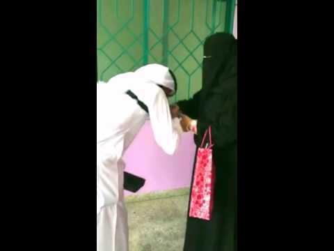 بالفيديو.. سعودي يحتفي بوالدته لحصولها على الثانوية 1 46607