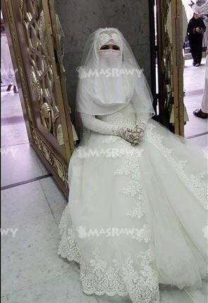 العروس هي دكتورة مصرية تدعى ابتسام الفرجاني