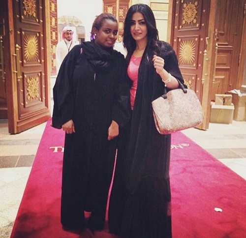 شاهد: صورة الإعلامية والممثلة السعودية لينا السلطان أمام بوابة قصر تثير فضول رواد مواقع التواصل 3 7532873735373799