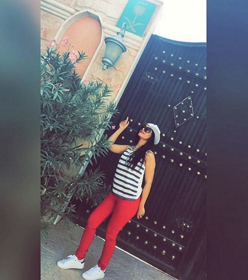 شاهد: صورة الإعلامية والممثلة السعودية لينا السلطان أمام بوابة قصر تثير فضول رواد مواقع التواصل 5 7878675345345354