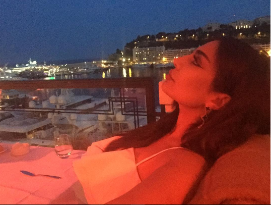 ملابس أمل العوضي في موناكو تثير استياء جمهورها – صور 4 897980