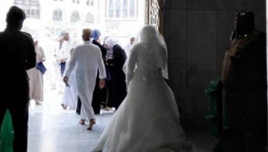 بالفيديو: عروس بلباس الزّفاف تحاول دخول الحرم المكي .. كيف تصرّف الحرّاس معها! 1 8a94e102 dbf5 47ad b350 eb2fde5c9ffa