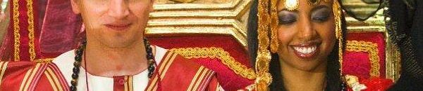 بالفيديو.. سودانية تتزوج من بريطاني وسط زغاريد النساء وفرح الإنجليز..والعرسان يقدمون فواصل من الرقص تعبيراً عن فرحتهم 10 c271215a60390c3ca12c947af5b9e252