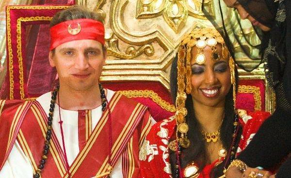 بالفيديو.. سودانية تتزوج من بريطاني وسط زغاريد النساء وفرح الإنجليز..والعرسان يقدمون فواصل من الرقص تعبيراً عن فرحتهم 1 c271215a60390c3ca12c947af5b9e252