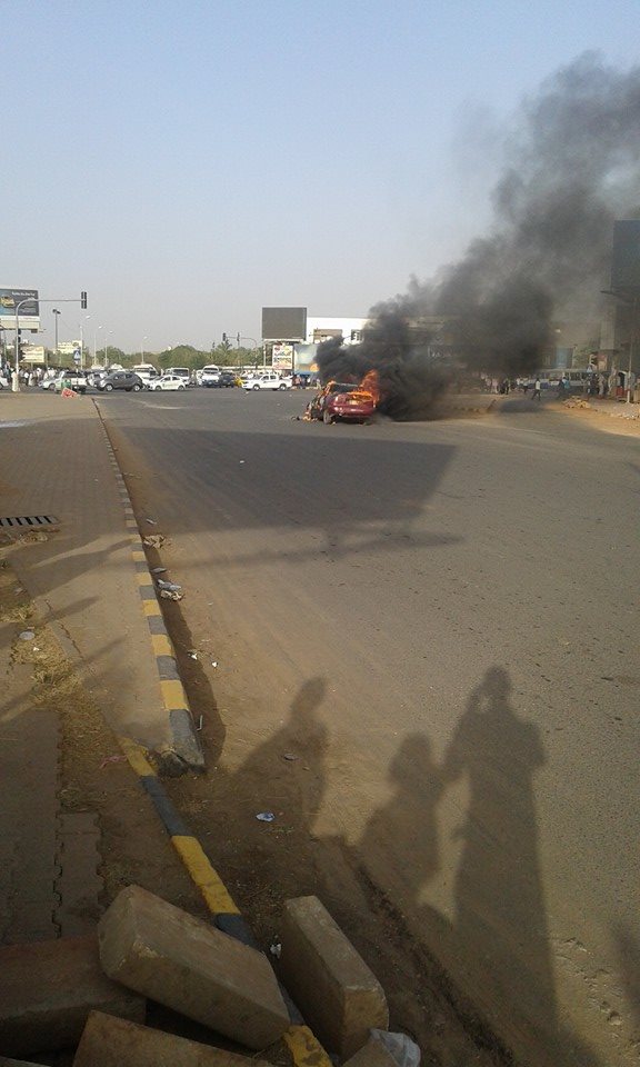 عاجل:بالصور .. احتراق سيارة بكوبري القوات المسلحة يعطل الحركة 5 عاجل:بالصور .. احتراق سيارة بكوبري القوات المسلحة يعطل الحركة