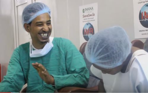 الفنان طه سليمان يدخل غرفة العمليات