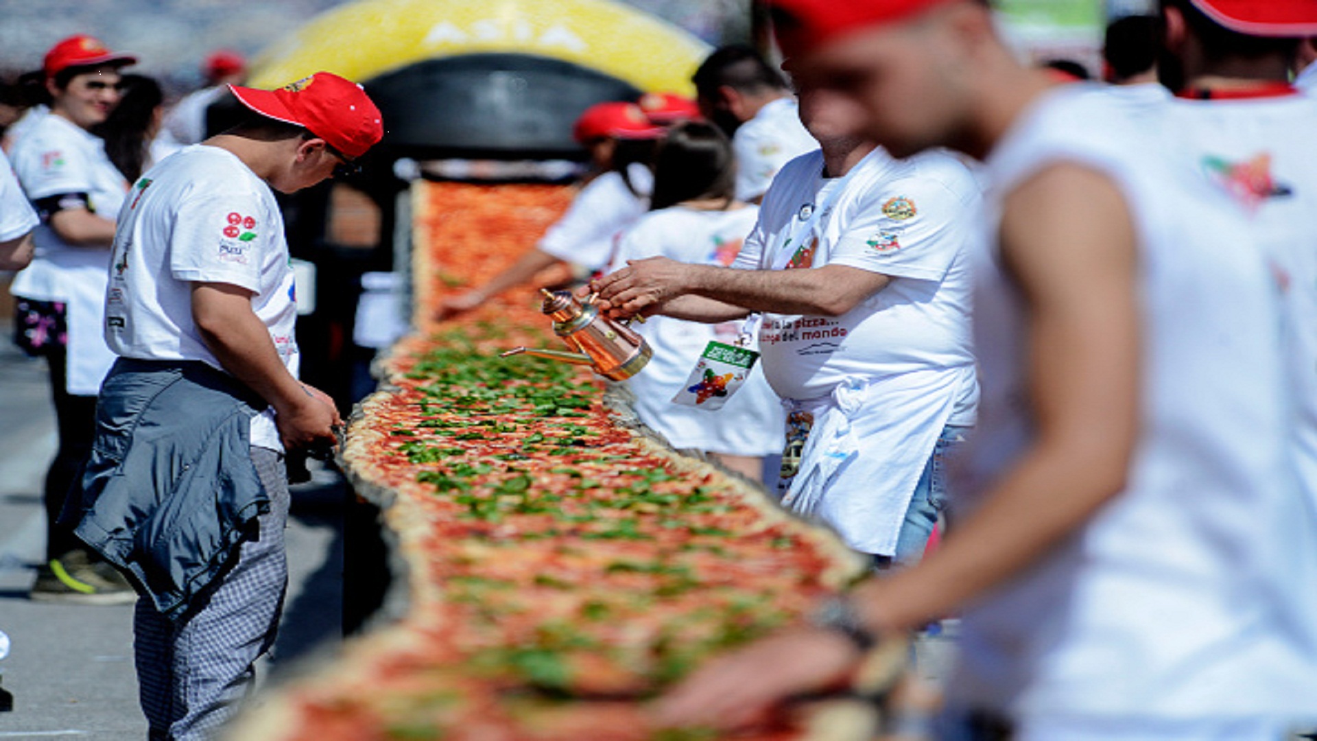أطول بيتزا في العالم تدخل موسوعة غينيس