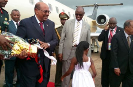 البشير "أسد أفريقيا" يعود من يوغندا وموسفيني يهاجم (الجنائية) بشراسة 1 البشير كمبالا