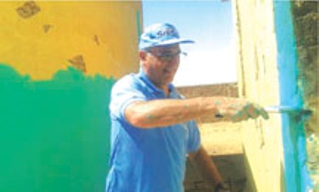 السفير البريطاني يقود نفير الدامر 1 السفير البريطاني بالخرطوم مايكل ارون يقود نقير الدامر